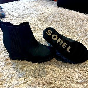 Sorel Joan of Arctic Wedge II ankle boots size 8